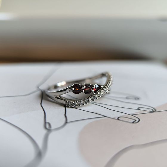 Sterling silver ring with garnet 1.125ct, phianites