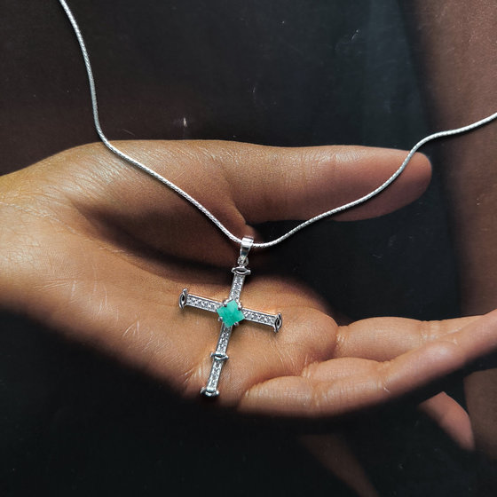 Серебряный крестик с изумрудом, фианитами