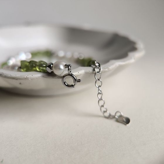 Silver bracelet with chrysolite, baroque pearls