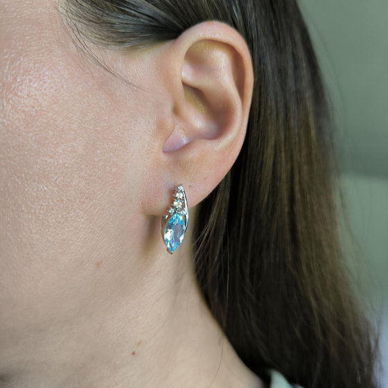Silver earrings with a 4.428ct topaz