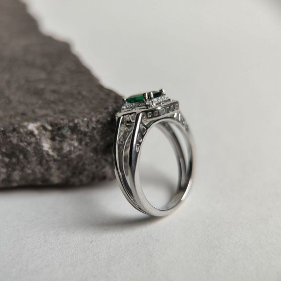 Silver ring with a 1.067-carat emerald