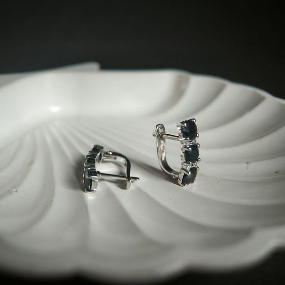 Срібні сережки з сапфіром 4.073ct, фіанітами
