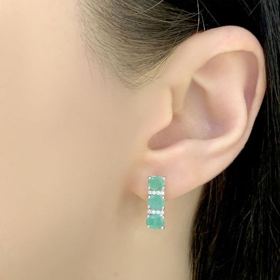 Silver earrings with a 2.006-carat emerald