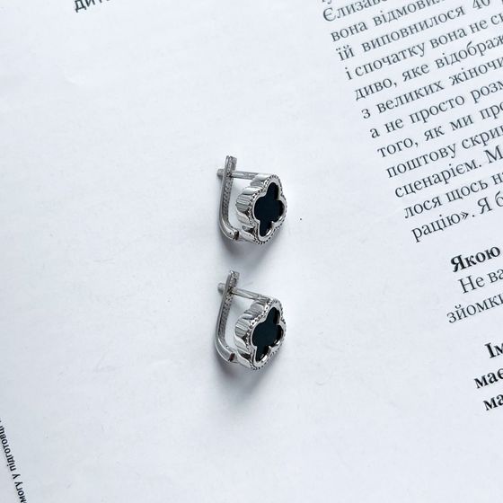 Gold earrings with onyx