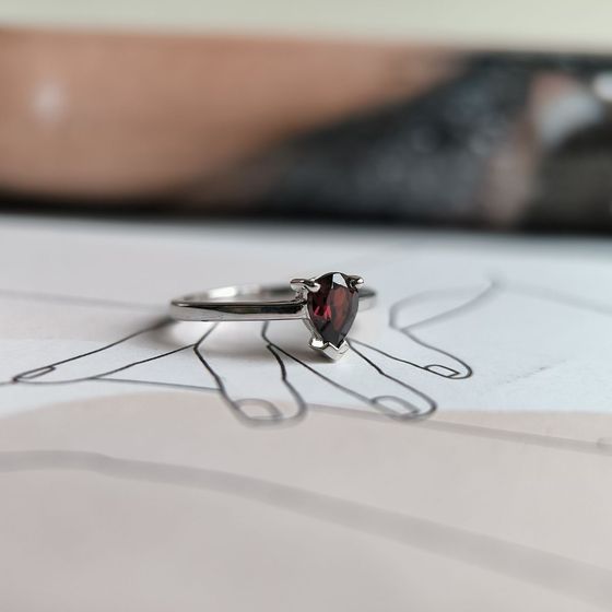 Серебряное кольцо с гранатом