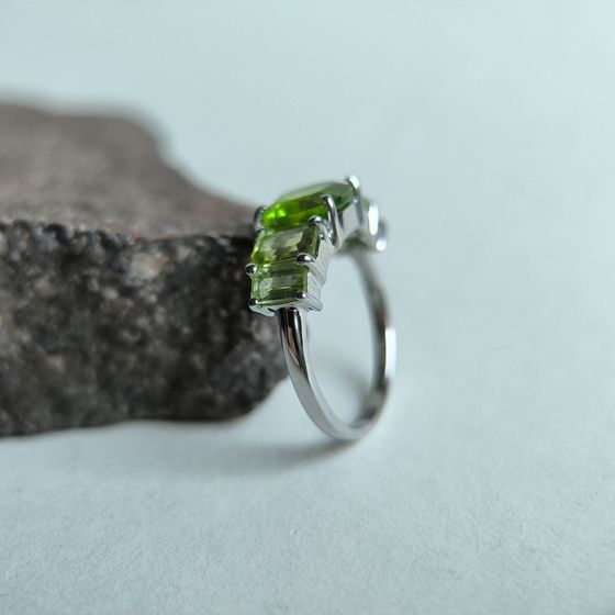 Silver ring with chrysolite