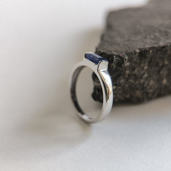 Silver ring with a 0.779-carat sapphire