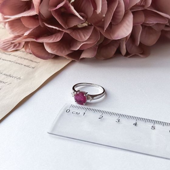 Срібна каблучка з рубіном 2.882ct, фіанітами