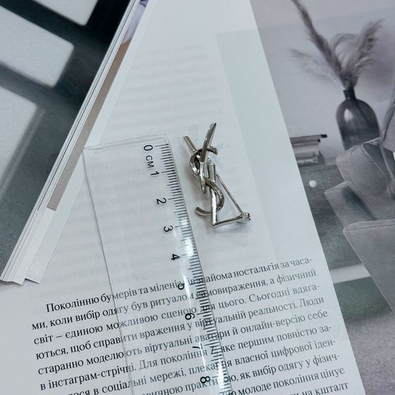 Серебряная брошка без камней