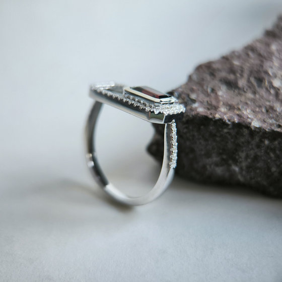 Серебряное кольцо с гранатом 1.828ct