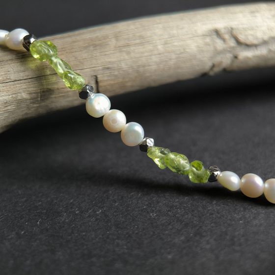 Silver bracelet with chrysolite, baroque pearls