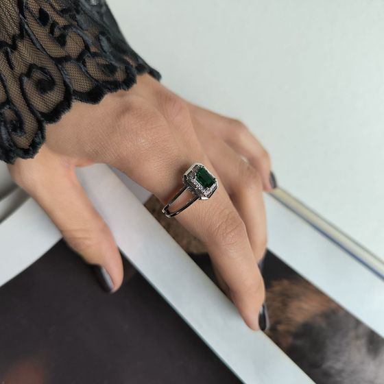 Silver ring with a 1.067-carat emerald