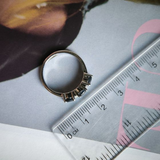 Срібна каблучка з сапфіром 2.087ct, фіанітами