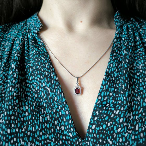 Серебряная подвеска с гранатом 1.631ct