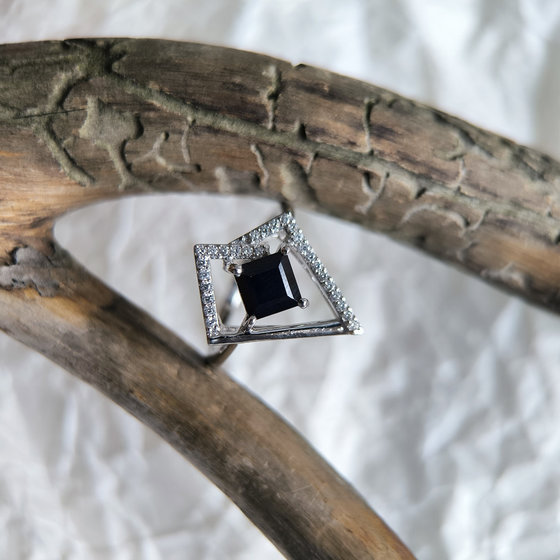 Серебряное кольцо с сапфиром 1.755ct, фианитами