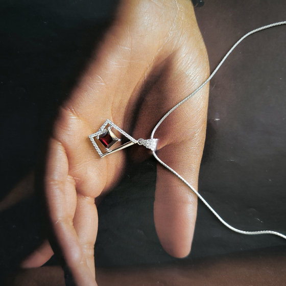 Серебряная подвеска с гранатом 1.701ct