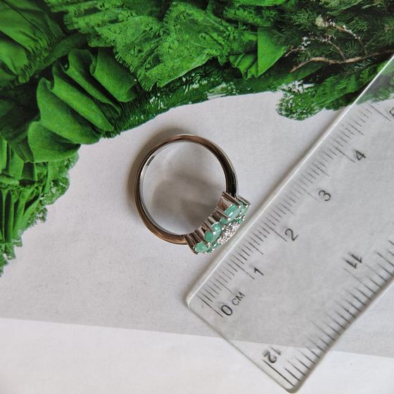 Серебряное кольцо с изумрудом, фианитами