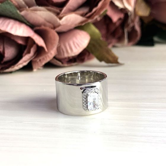 Серебряное кольцо с фианитами