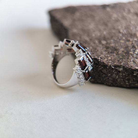 Серебряное кольцо с гранатом 5.692ct