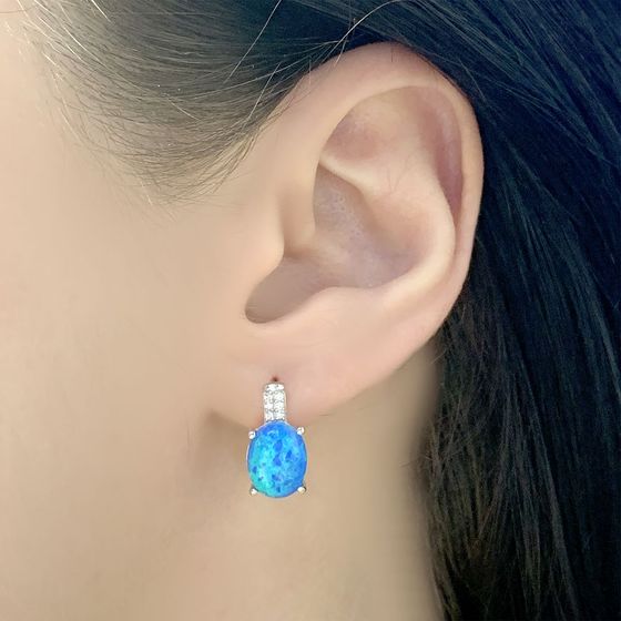 Silver earrings with opal (1.905 carats)