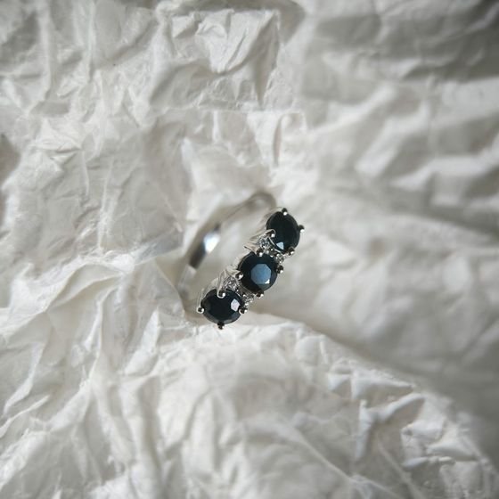 Срібна каблучка з сапфіром 2.087ct, фіанітами