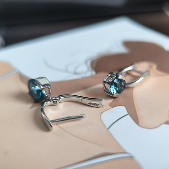 Серебряные серьги с топазом Лондон Блю 1.65ct