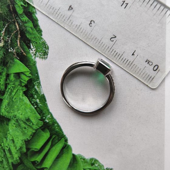 Silver ring with a 1.045-carat emerald