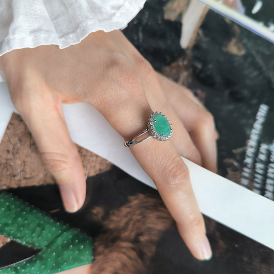 Silver ring with a 2.836-carat emerald and cubic zirconia