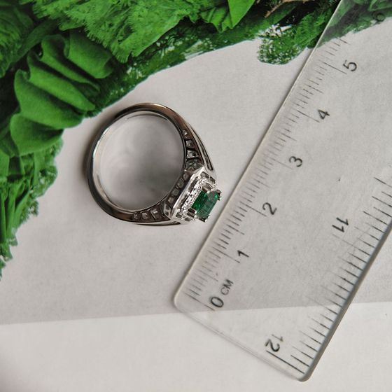 Silver ring with a 1.067-carat emerald