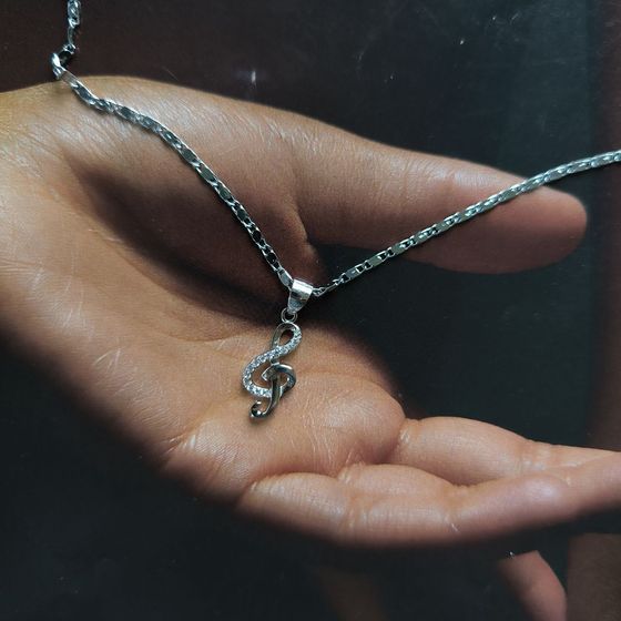 Silver pendant with phianites