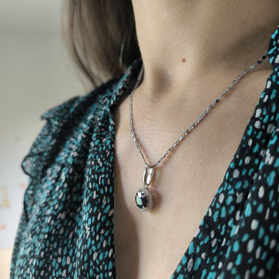 Sterling silver pendant with 2.995ct sapphire, fianites