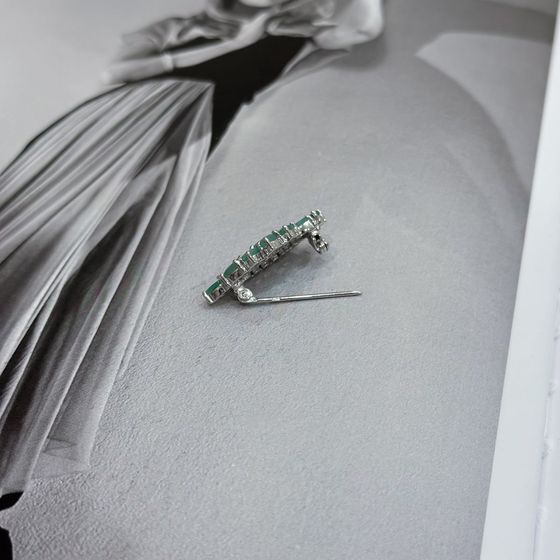 Серебряная брошка с изумрудом 2.837ct