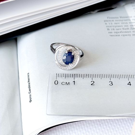 Срібна каблучка з сапфіром 1.729ct, фіанітами