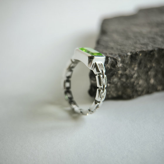 Серебряное кольцо с хризолітом 1.354ct