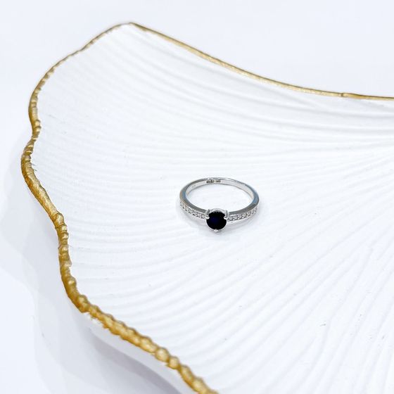 Срібна каблучка з сапфіром 0.892ct, фіанітами