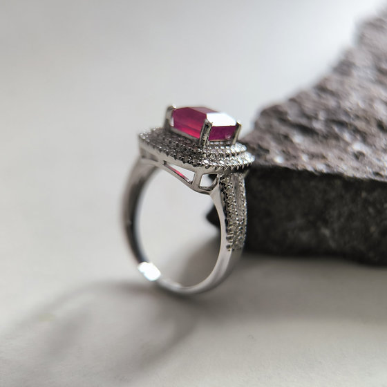 Срібна каблучка з рубіном 3,673 карата та фіанітами