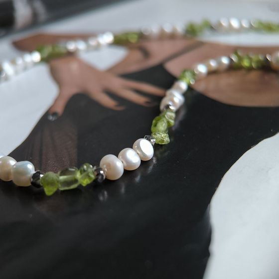 Silver necklace with baroque pearls, chrysolite