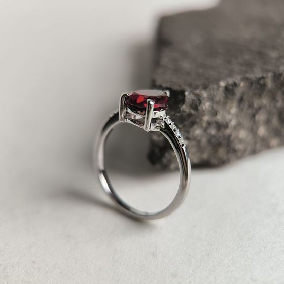 Silver ring with a 3.12 ct nano garnet
