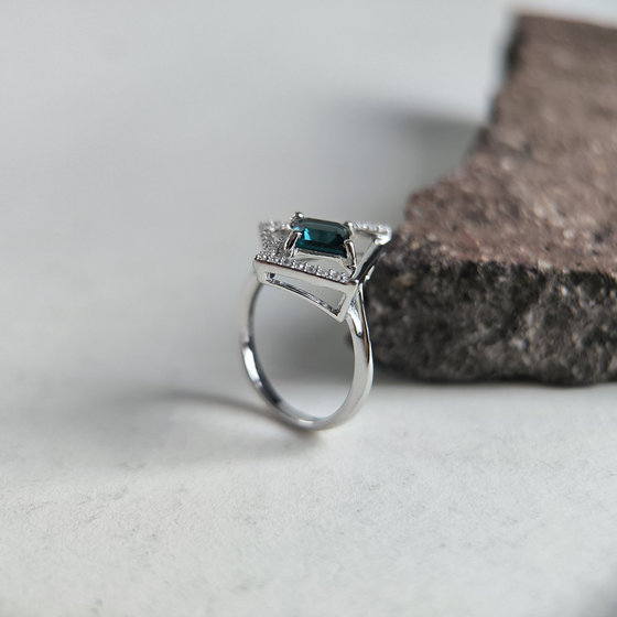 Серебряное кольцо с топазом Лондон Блю 1.185ct