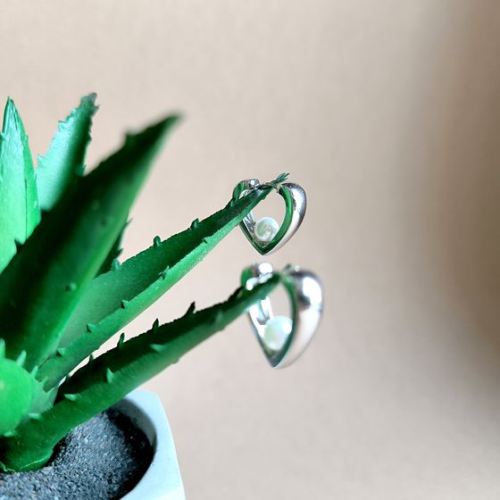 Silver earrings with pearls