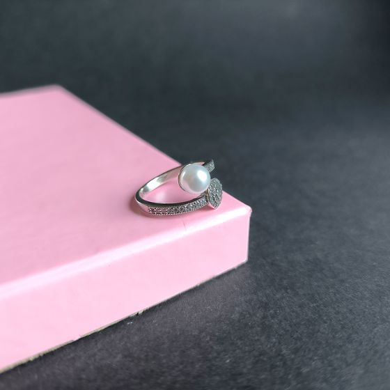 Серебряное кольцо с жемчугом, фианитами