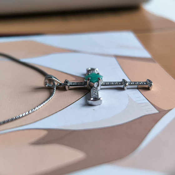 Серебряный крестик с изумрудом, фианитами