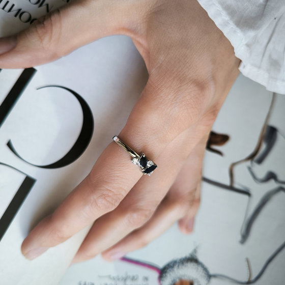 Серебряное кольцо с сапфиром, фианитами