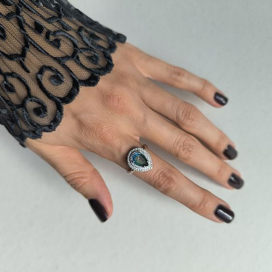 Silver ring with a 1.901-carat mystic topaz