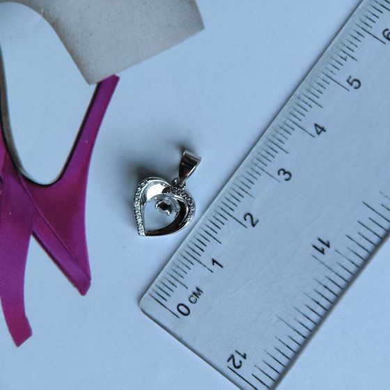 Silver pendant with phianites