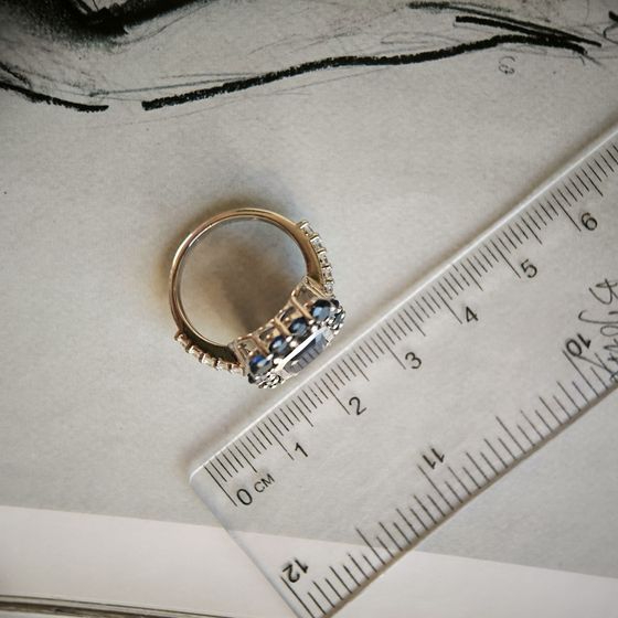 Срібна каблучка з сапфіром 5.82ct, фіанітами
