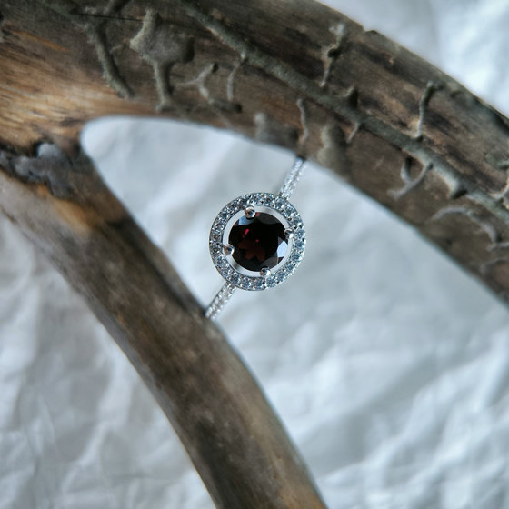 Серебряное кольцо с гранатом