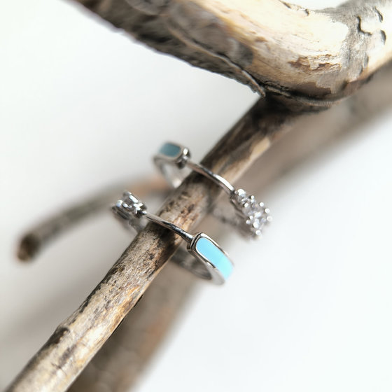 Серебряные серьги с фианитами, емаллю