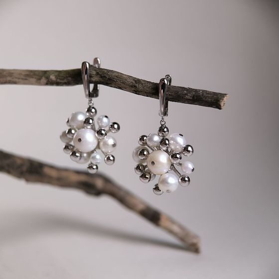 Silver earrings with pearls