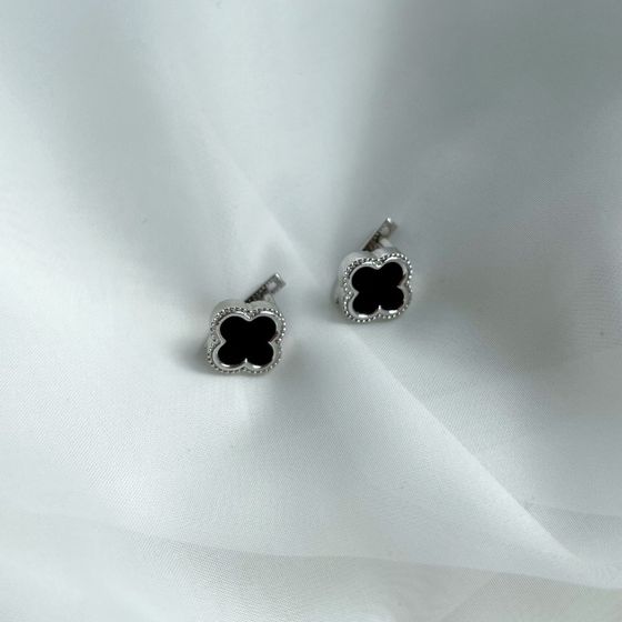 Gold earrings with onyx